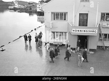 Norvège du Nord 19650724 touristes à l'hôtel Hurtigruta touristes qui veulent voir autant de Norvège que possible, et le soleil de minuit, prendre la route rapide de Bergen à Kirkenes et de retour. Ils vivent dans un hôtel flottant qui les emmène dans de petits endroits et des villes le long de la côte. Des passagers ont atterri à Honningsvåg. Photo: Sverre A. Børretzen / actuel / NTB Banque D'Images