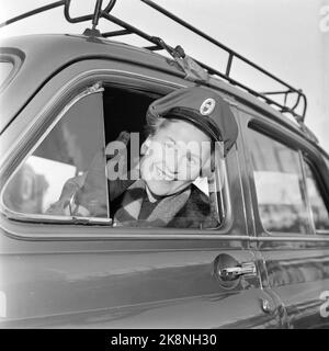 Oslo, 1956. La première femme chauffeur de taxi de Norvège, Mme Magna Hansen. Le magazine photo a été « testé » avec le chauffeur et a découvert qu'elle avait une petite pièce sur « Upper Washing » et « Little Strandgate », mais qu'elle avait « fait une maison pleine avec sa connaissance de Dalehaugen - une petite route insignifiante entre Enebakkveien et Galgeberg ». « Aller simple, laissez la dame aller plus loin ». Photo: Actuel / NTB Banque D'Images