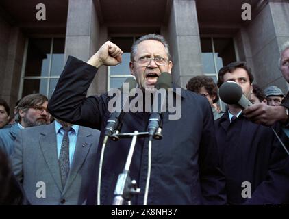 Berlin Allemagne 19891108 avant la chute du mur de Berlin, Berlin-est: Le membre Politburå et chef du parti à Berlin Günther Schabowski parle en dehors du siège du parti lors de la réunion à Berlin-est. Photo: Jørn H. Moen / NTB / NTB. Banque D'Images