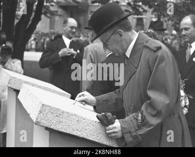 Svinesund 19460615. Le pont Svinesund à Halden, entre la Norvège et la Suède, est ouvert par le roi Haakon et le prince héritier Gustav Adolf, qui se rencontrent au milieu de la brosse de pont de 420 mètres de long. Ici, nous voyons le Prince héritier Gustav Adolf de Suède signe. Photo: Archives NTB / NTB Banque D'Images