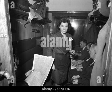 Oslo - Fredrikstad 1962. Longue nuit de voyage au travail. "Alors que la plupart de la population dort, le nouveau" pariacast 'ne doit pas des couettes. Ils ont de deux à quatre heures de déplacement pour travailler chaque jour. » Rapport sur les transports depuis Fredrikstad. Ici, depuis le compartiment du train, où un employé de train sert du café. Photo: Ivar Aaserud / courant / NTB Banque D'Images