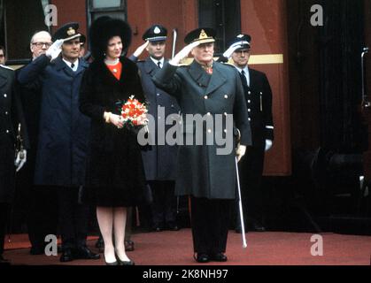 Oslo février 1973. Reine Margrethe du Danemark lors d'une visite officielle en Norvège. Ici à l'arrivée à la gare centrale. Le prince Henrik du Danemark (derrière t.v.) et le roi Olav (t.H.) font des salaires. Photo: NTB / NTB Banque D'Images