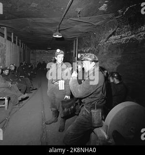 Svalbard, Longyearbyen, 1963. Exploitation minière dans la mine V. les mineurs travaillent dans la mine, à 3 km au sol, loin de la lumière du jour. Tout le monde a un casque avec une lampe. Photo: Aage Storløkken / actuel / NTB Banque D'Images