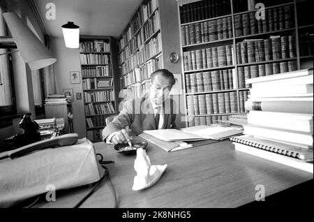 Oslo 1963 Procureur de la Cour suprême Alf Nordhus dans son bureau. Fumeur. Photo: Ivar Aaserud / courant / NTB Banque D'Images