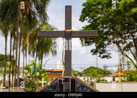Aparecida de Goias, Brésil – 23 octobre 2022 : Aparecida de Goias, Brésil – 23 octobre 2022 : une simple croix, sur une tombe. Banque D'Images