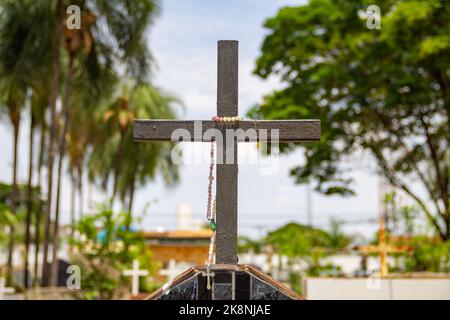 Aparecida de Goias, Brésil – 23 octobre 2022 : Aparecida de Goias, Brésil – 23 octobre 2022 : une simple croix, sur une tombe. Banque D'Images