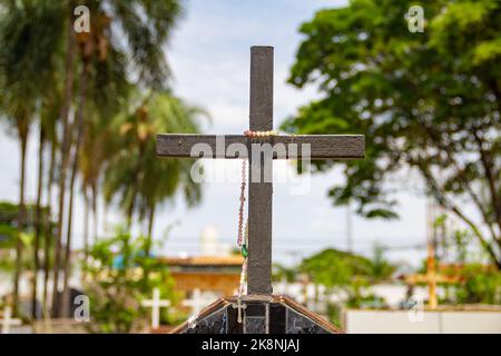 Aparecida de Goias, Brésil – 23 octobre 2022 : Aparecida de Goias, Brésil – 23 octobre 2022 : une simple croix, sur une tombe. Banque D'Images