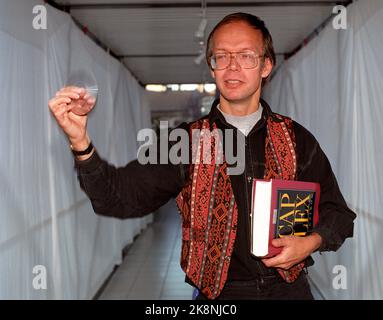 Oslo sur 7 novembre 1991. Pål Steigan a été rédacteur en chef du nouveau lexique de Cappelen, qui a été présenté à la presse à Oslo jeudi. Le disque CD de 16 grammes à sa droite contient le même que le lexique de 1000 pages de 3 kg sous son bras gauche. Photo: Agnete Brun / NTB / NTB Banque D'Images