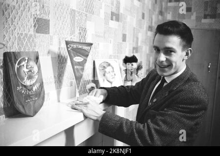 Edimbourg, Ecosse - janvier 1965 'Kniksen' Roald Jensen est devenu un footballeur professionnel en Ecosse - le club de football The Hearts. Roald 'Kniksen' Jensen '. Ici, il sèche la poussière de l'un de ses prix. Photo du fiancé en arrière-plan. Photo: Sverre A. Børretzen / actuel / NTB Banque D'Images