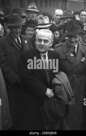 Oslo 194509 Peace Days, mai 1945. "La voix de Londres" Hallomann / journaliste NRK Toralv Øksnevad arrive à Oslo et est reçu par des foules enthousiastes. Photo: Håland / NTB / NTB Banque D'Images