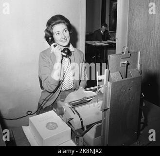 Oslo 19601126. La dame de bureau et TV l'hôtesse de NRK Inger Lise Haug travaille dans un bureau du Conseil norvégien de la recherche agricole pendant la journée. Trois nuits consécutives, elle est sur l'écran de télévision. Ici, elle parle au téléphone à son travail. Marié Skarstein. Photo: Aage Storløkken Current / NTB Banque D'Images