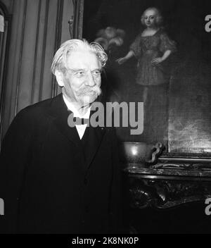 Oslo 19541102 Prix de la paix : Prix Nobel de la paix pour 1952 à Albert Schweitzer, médecin, missionnaire et fondateur de l'hôpital Lambarene au Gabon. (Le prix a été décerné en 1952, mais Schweitzer n'était pas présent au prix. Il s'est rendu en Norvège en novembre 1954. Ici Schweitzer à une conférence de presse sur 2 novembre 1954.) Photo: NTB / NTB Banque D'Images