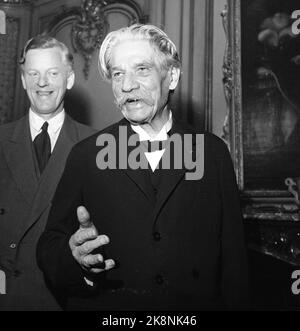 Oslo 19541102 Prix de la paix : Prix Nobel de la paix pour 1952 à Albert Schweitzer, médecin, missionnaire et fondateur de l'hôpital Lambarene au Gabon. (Le prix a été décerné en 1952, mais Schweitzer n'était pas présent au prix. Il s'est rendu en Norvège en novembre 1954. Ici Schweitzer à une conférence de presse sur 2 novembre 1954.) En arrière-plan le directeur de l'Institut Nobel, August Schou. Photo: NTB / NTB Banque D'Images
