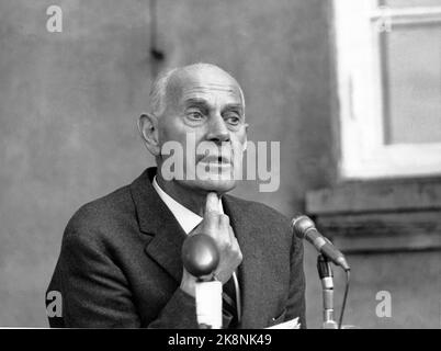 Hamar 196309 l'ancien Premier ministre Einar Gerhardsen lors de la campagne électorale du Parti travailliste avant les élections municipales. Ici, il visite Hamar. Gerhardsen sur la chaire, parlez et gesticulez. Photo: Ivar Aaserud / courant / NTB Banque D'Images