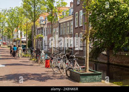 Les touristes se promènent dans les rues étroites de Delft. Banque D'Images