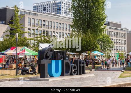 Semaine d'introduction sur le campus de l'Université de technologie de Delft, pays-Bas et logo de l'université. Banque D'Images