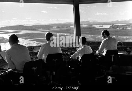 Fornebu 19711022 les contrôleurs aériens de la tour de Fornebu ont notifié une grève de deux jours. Ici, ils s'en vont avec les dernières tâches avant l'entrée en vigueur de la grève. Les chefs de vol au travail dans la tour, vus de l'arrière. L'aéroport est visible par les fenêtres. Photo: NTB / NTB Banque D'Images