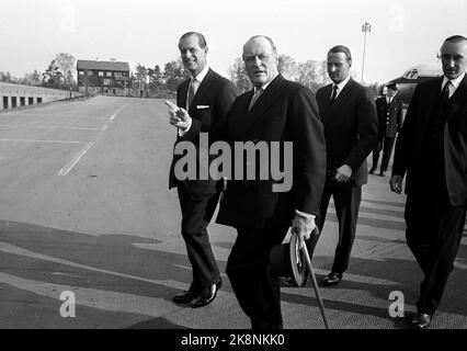 Oslo Mai 1966 Grande-Bretagne 66: Pendant deux semaines en avril et mai, le Royaume-Uni a marqué Oslo avec une commercialisation à grande échelle du commerce et du tourisme britanniques. De nombreux invités célèbres sont venus à Oslo à l'occasion de la foire, y compris le prince Philip du Royaume-Uni. Ici, il est reçu à Fornebu par le roi Olav (caméra la plus proche), le prince héritier Harald et l'ambassadeur Ian Scott. Photo: Storløkken et Aaserud / actuel / NTB Banque D'Images