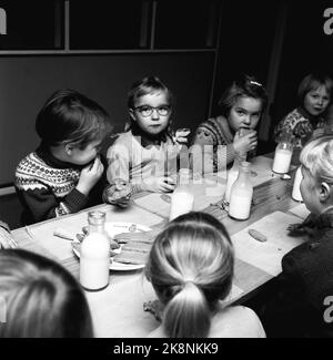 Oslo, 8 décembre 1959. École Hauketo à Prinsdal. Ici, du petit déjeuner de l'école dans la salle à manger. Du lait et du pain croustillant au fromage de chèvre étaient au menu. Photo: Aage Storløkken / actuel / NTB Banque D'Images