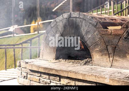 Four traditionnel avec feu de bois. Cuisine extérieure. Banque D'Images