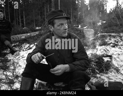 Eidskog février 1965. L'auteur, le parolier et l'enregistreur Hans Børli. Ici, il prend une pause dans les bois. Photo: Ivar Aaserud / courant / NTB Banque D'Images