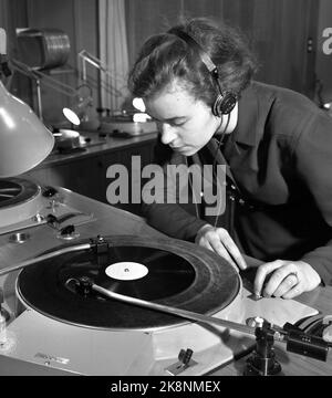 Oslo 19530228. NRK RadioTeatret a commencé l'enregistrement de la ferme criminelle Paul Temple. La série est populaire auprès du peuple norvégien qui a jeté tout ce qu'il avait dans les mains et a rampé ensemble dans la chaise et a regardé la radio avec horreur - attente mitigée. Ici, nous voyons la technicien Erna Ophhaug qui fait du son et de la chanson avec la circulation, des remorqueurs avec sirènes, un robuste défroisseur quittant le port ou l'atmosphère de bruit et d'affaires. Tout est en stock. Photo: Sverre A. Børretzen / actuel / NTB Banque D'Images