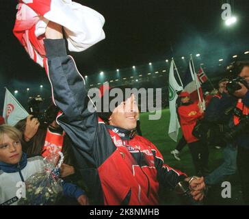 Oslo. Stade Ullevål. Norvège Suisse 5 - 0. Jahn Ivar 'mini' Jacobsen se réjouit après le match de qualification de la coupe du monde entre la Suisse et la Norvège au stade Ullevaal ce soir. La Norvège a finalement gagné 5-0. Photo Erik Johansen / NTB Banque D'Images