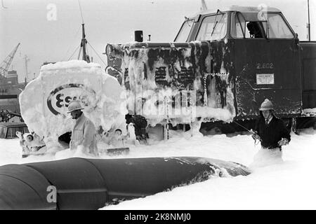 Oslo 19690629 Esso camion-citerne à essence est entré en collision par un train qui traverse la place de l'hôtel de ville entre l'East Railway et la Vestbanen. Le service des incendies mousse la voiture, le train et les environs. Photo: NTB / NTB Banque D'Images