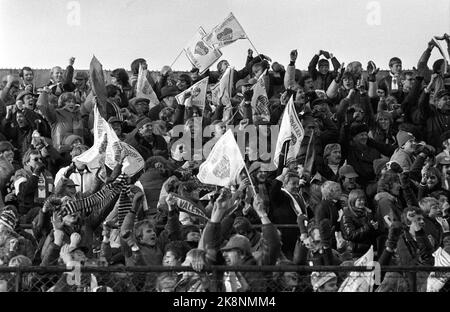 Oslo, 19801026. Stade Ullevaal, finale de la coupe. Lillestrøm - Vålerenga 1-4. Une grande joie chez les supporters de VIF après que l'équipe ait marqué. Photo: Svein Hammerstad / NTB / NTB Banque D'Images