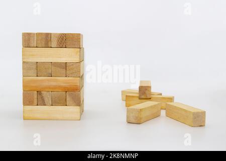 Tour en bois, construit tour à partir de blocs de bois sur fond blanc. Les briques de bois qui traînent au hasard Banque D'Images