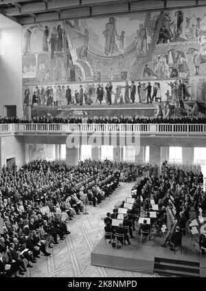 Oslo 19500515. Oslo anniversaire de 900 ans et dévouement de l'hôtel de ville d'Oslo. Les bijoux de fête en anniversaire rushes. La famille royale norvégienne et de nombreux invités ont été invités à l'ouverture de l'hôtel de ville. La famille royale a occupé ses places dans l'immense hall et l'orchestre de la compagnie philharmonique ouvre l'inauguration. Sur le mur en arrière-plan, la magnifique peinture de Henrik Sørensen, la plus grande d'Europe en termes de dimension. Photo: NTB / NTB Banque D'Images