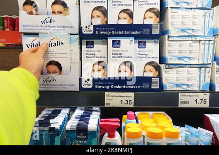 Masques faciaux et auto-tests en magasin Banque D'Images