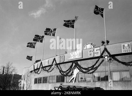 Oslo 19650214 Championnats du monde sur patins, courses rapides, au stade Bislett à Oslo. Le championnat a été remporté par Per Ivar Moe. Ici, extérieur du stade Bislett, avec drapeaux et affiches pour le championnat. Photo: Erik Thorberg / NTB / NTB Banque D'Images