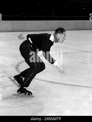 Oslo 195311. Skøyteløper Hjalmar Andersen 'Hjallis' har bestemt seg for å bli med i kampen om laurbærkransen igjen. NOE som gleder sikkert alle skøyteentusiaster. Pour Tiden er 'Hjallis' på besøk i Oslo. Han står i sportsforretning og selger skøyter i butikken til Marius og Stein Eriksen som han også bor hos. Stein Eriksen er dratt til Trondheim og har overtatt plassen bak disken for 'Hjallis'. Turen til hovedstaden er ingen ferie pour trønderen, det er dur trening. Son ser vi Hjalmar Andersen Trener på Jordal Amfi mens ungeflokken roper 'Heia Hjallis'. Foto: Sverre A. Børretzen / Aktuell / N Banque D'Images