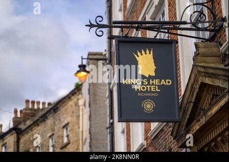 Richmond, Yorkshire du Nord, Royaume-Uni - 3 août 2020 : panneau traditionnel devant l'hôtel King's Head à la place du marché de Richmond Banque D'Images