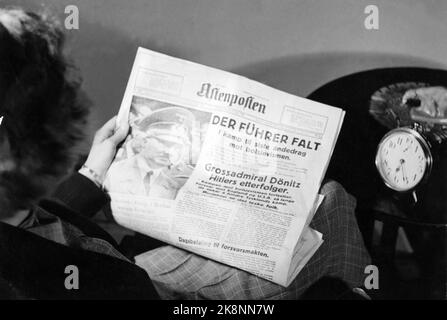 Oslo 194505: Les Journées de la paix Mai 1945 / capitulation. Adolf Hitler s'est suicidé sur 30 avril. Ici, une personne lit le message dans l'Aftenposten, sous le texte "où Führer est tombé, dans la bataille du dernier souffle contre le bolchevisme", la propagande continua jusqu'au dernier. Photo: Archives NTB / NTB Banque D'Images