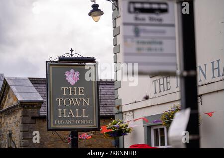 Richmond, Yorkshire du Nord, Royaume-Uni - 3 août 2020 : panneau de pub traditionnel devant le pub et la taverne de l'hôtel de ville de Richmond Market place Banque D'Images