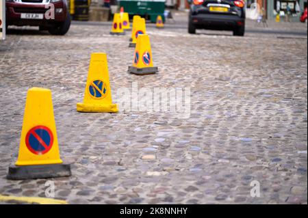 Richmond, Yorkshire du Nord, Royaume-Uni - 3 août 2020: Jaune pas de cônes de signalisation dans la place pavée du marché de Richmond Banque D'Images