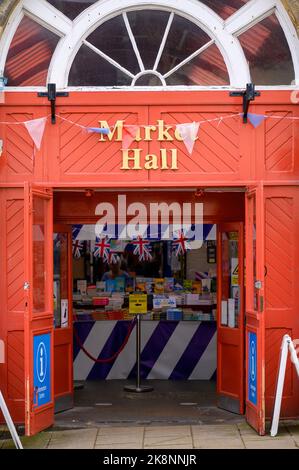 Richmond, North Yorkshire, Royaume-Uni - 3 août 2020 : porte d'entrée du marché intérieur de Richmond. Drapeaux Union Jack à l'intérieur et banderoles rouges, blanches et bleues Banque D'Images