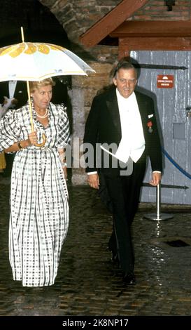 Oslo 19880702. Le roi Olav a 85 ans. Ici depuis le dîner du gouvernement au château d'Akershus pour 355 personnes. Ici, le maire Albert Nordengen arrive avec sa femme Bibi pour le dîner. Photo: Olav Olsen NTB Banque D'Images