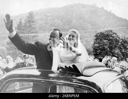 22 août 1959 de Søgne. Grand stand à Søgne quand la fille du poissonnier, Anne Marie Rasmussen, épouse l'héritier milliardaire Steven C. Rockefeller. Ici après le mariage à l'église de Lunde. Le couple de la mariée se fait passer d'une voiture avec toit ouvrant pour rejoindre les participants. Photo: Actuel / NTB Banque D'Images