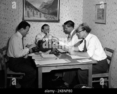 Oslo 19531012 les élections parlementaires de 1953 ont été les premières élections après l'abrogation de la section paysanne. Le Parti travailliste obtient la majorité. Ici de la nuit électorale dans l'agence de presse Norsk Telegram Agency NTB. Ici, les résultats des élections sont traités par les journalistes, dont le journaliste Henry Henriksen (avant) et Oddvar Hellerud. Photo: NTB / NTB Banque D'Images