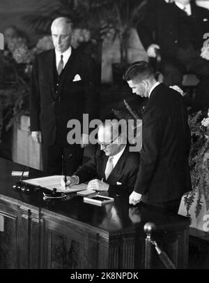 Washington États-Unis 19490404 la Norvège dans l'OTAN. Le ministre des Affaires étrangères Halvard Lange signe le Pacte atlantique au nom du gouvernement norvégien. TÉLÉVISION. L'ambassadeur de Norvège aux États-Unis Wilhelm Munthe de Morgenstierne. TH. Représentant AMÉRICAIN, John L. Foley jr. Photo: US information Service / Archives NTB / NTB Banque D'Images