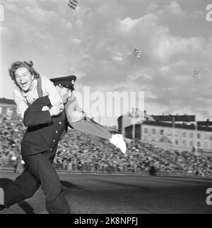 Oslo 1954 - « Parade d'automne » à Bislett. Organisé par l'Association norvégienne des acteurs et le Club des journalistes sportifs. Cinq matchs humoristiques. Voici le relais des pompiers, Astri Jacobsen est porté. Photo: Actuel / NTB Banque D'Images