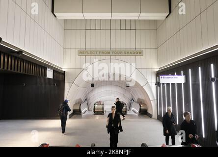 La gare de Bond Street de la ligne Elizabeth, enfin ouverte, 5 mois après l'ouverture des autres stations du tronçon central de la ligne. La station spacieuse, élégante et sans marches sera un grand coup de pouce pour accéder au quartier commerçant très animé avant la période des fêtes, dans le centre de Londres, au Royaume-Uni Banque D'Images