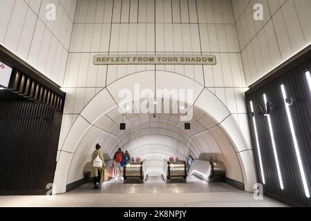 La gare de Bond Street de la ligne Elizabeth, enfin ouverte, 5 mois après l'ouverture des autres stations du tronçon central de la ligne. La station spacieuse, élégante et sans marches sera un grand coup de pouce pour accéder au quartier commerçant très animé avant la période des fêtes, dans le centre de Londres, au Royaume-Uni Banque D'Images