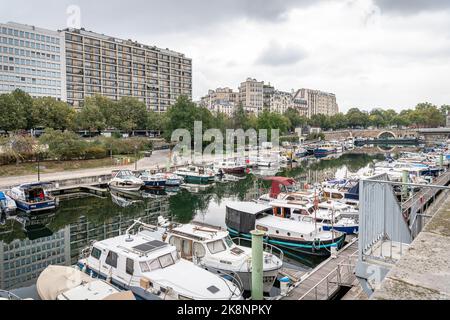 Bateaux amarrés au bassin de l'Arsenal sur le Canal Saint Martin, Paris, France Banque D'Images