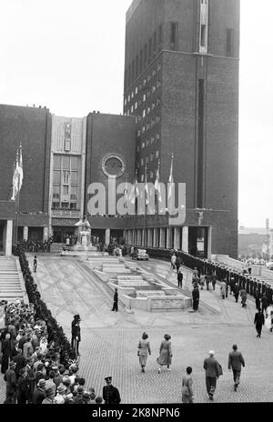 Oslo 19500515. Oslo anniversaire de 900 ans et dévouement de l'hôtel de ville d'Oslo. Les bijoux de fête en anniversaire rushes. Ici de l'entrée de l'hôtel de ville. Photo: Sverre A Børretzen / Arne Kjus / courant / NTB Banque D'Images