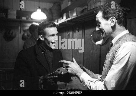 Edimbourg, Ecosse - janvier 1965 'Kniksen' Roald Jensen est devenu un footballeur professionnel en Ecosse - le club de football The Hearts. Roald 'Kniksen' Jensen '. Ici il est tv avec l'entraîneur assistant Donald MacLoad. Photo: Sverre A. Børretzen / actuel / NTB Banque D'Images