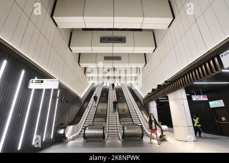 La gare de Bond Street de la ligne Elizabeth, enfin ouverte, 5 mois après l'ouverture des autres stations du tronçon central de la ligne. La station spacieuse, élégante et sans marches sera un grand coup de pouce pour accéder au quartier commerçant très animé avant la période des fêtes, dans le centre de Londres, au Royaume-Uni Banque D'Images